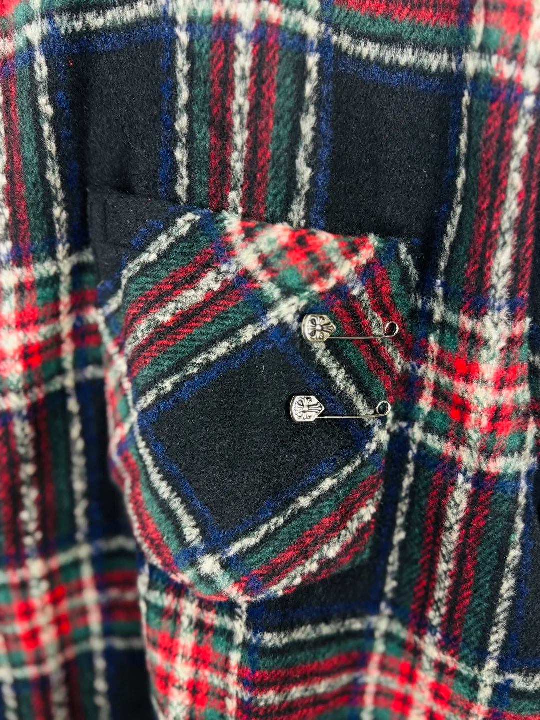P300 top version, real shot without P, ​​different from market currency) 𝗖𝗵𝗿𝗼𝗺𝗲 𝗛𝗲𝗮𝗿𝘁𝘀/Cro Xin 2025 plaid shirt Accessories: Original model-opening collar label ➕100% silk wash water label. Genuine purchase-grade original hangtag➕matching hanging rope➕3D hanging beads➕original packaging bag. Craftsmanship: The original version has consistent wiring! The highest version of the armhole matching technique!  Color: Color Size: S M L XL